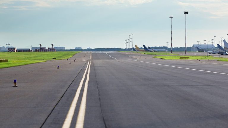Blue Grass Airport Worker Struck By Aircraft Wing Minor Injuries Reported