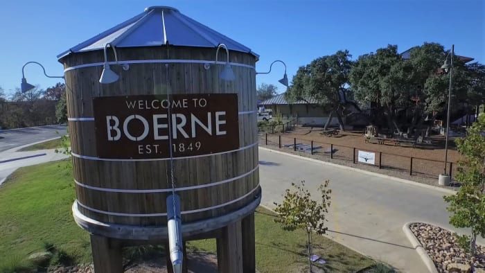 Boerne Advances As Texas Finalist In Hallmark Channel S Merriest Christmas Town
