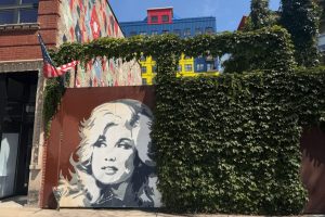 Chicago Mourns Dolly Parton With Tributes And Community Gatherings
