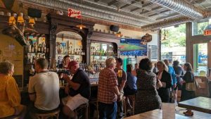 Chicago S Glunz Tavern Taps Final Barrel Of Schlitz