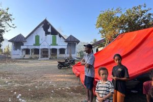 Children In Flores Indonesia Face Trauma After Deadly Quake Leaves Thousands Dis