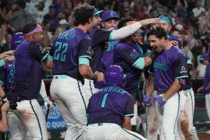 D Backs Defeat Dodgers 4 3