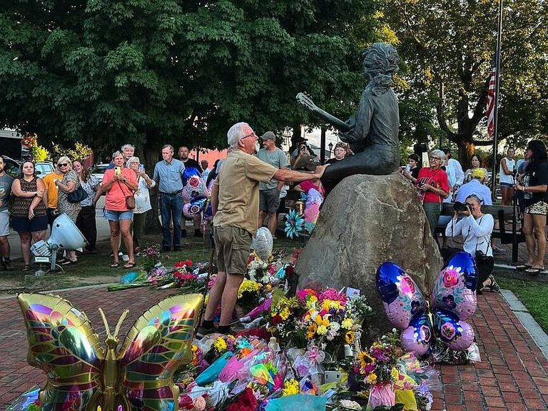 Dolly Parton S Legacy Fuels Tourism And Hope In Sevierville Tennessee