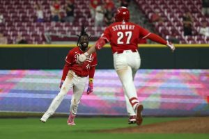 Elly De La Cruz Delivers Reds First Walk Off Hit In 10Th Inning