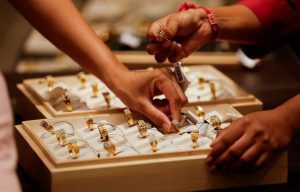 Gold Holds Steady Poised For Third Consecutive Weekly Gain