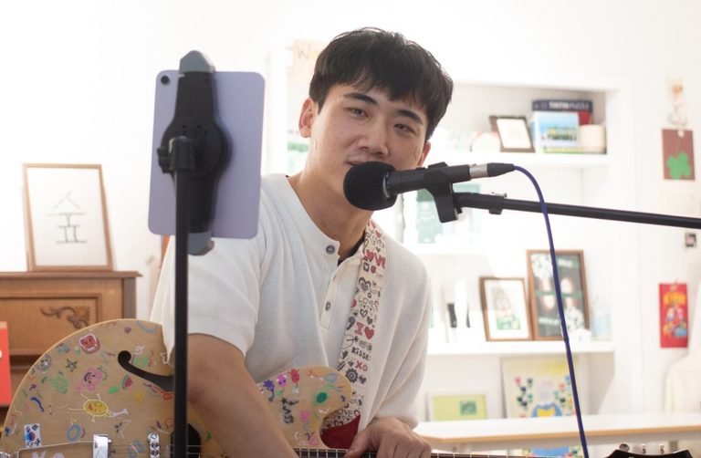 Gwangju Musician Performs At Local Book Salon