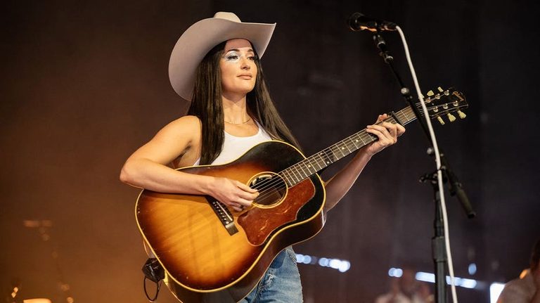 Kacey Musgraves Urges Chicago Fans To Support Young Center For Immigrant Childre