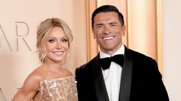 Kelly Ripa And Mark Consuelos Advise Couples To Choose Cost Effective Micro Wedd