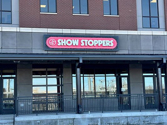 Lincoln Restaurant Show Stoppers Honors Dolly Parton With Live Tribute