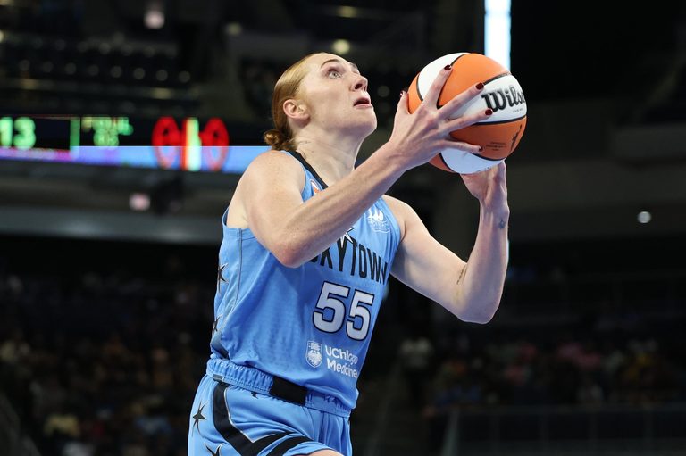 Lynx Sign Forward Chloe Bibby