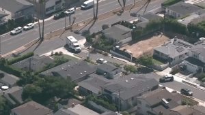 Manhattan Beach Bomb Squad Investigates Possible Explosive Device On Chestnut Av