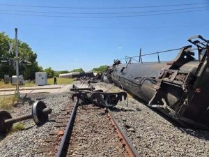 Mansfield Train Derailment Closes South Holland Road No Injuries Reported