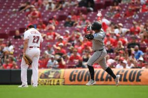 Marlins Defeat Reds 7 1