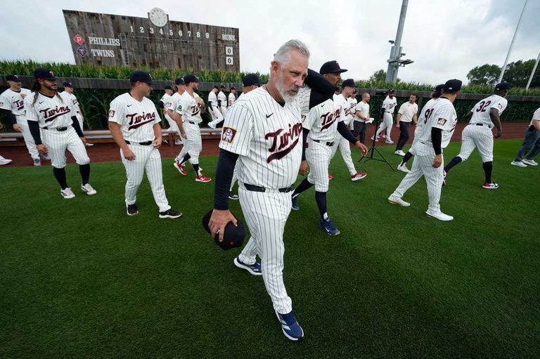 Mlb Legends Emerge At Field Of Dreams