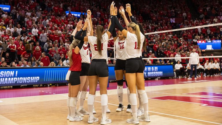Nebraska Huskers Volleyball Head To At T Stadium For Spikes Under The Lights Tou