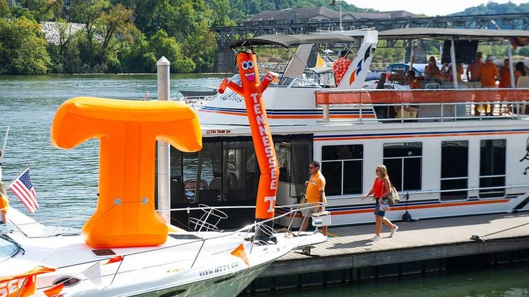 Sailgating How Football Fans Across The U S Are Arriving By Boat