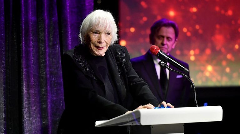 Shirley Maclaine Greets Southampton Playhouse Audience Ahead Of Sweet Charity Sc