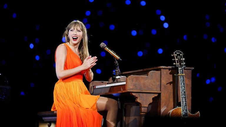 Taylor Swift Donates 50 000 To Rhode Island Mother Injured Rescuing Teens