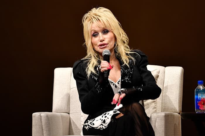 Texas Leaders Lower Flags To Honor Dolly Parton S Passing
