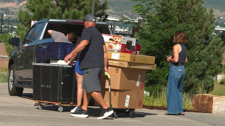 Uccs Welcomes New Freshmen On Move In Day In Colorado Springs