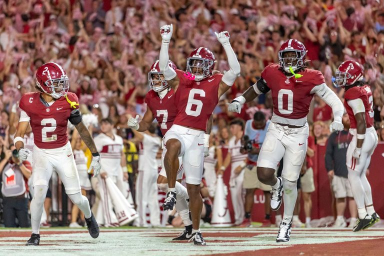 Alabama Crimson Tide Dominate South Carolina 49 18 To Stay Unbeaten
