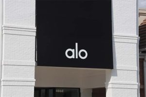 Alo Opens First Johnson County Store In Leawood S Town Center Plaza