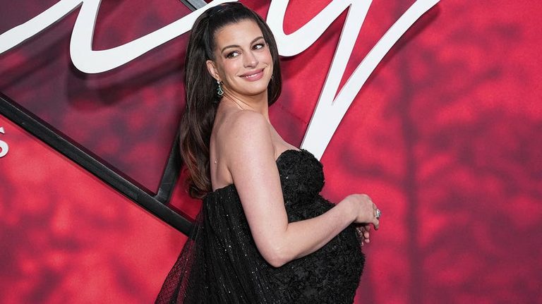 Anne Hathaway Directs Photographers At Verity Premiere Showcasing Calm Leadershi