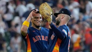 Astros Clinch 2 0 Win Over White Sox On Vel Zquez S Eighth Inning Two Run Single