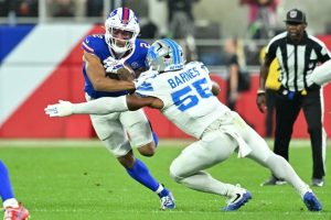 Bills Wr Dj Moore Leaves Game With Shoulder Injury In Buffalo Win Over Lions