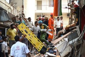 Building Collapse In New Delhi S Satya Niketan Kills One Traps Dozens