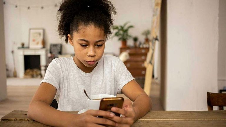 Chicago Activist Warns Smartphones Are Endangering Youth And Families