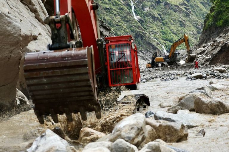 China Reopens Key Road To Tibet Disaster Zone Boosting Rescue Efforts