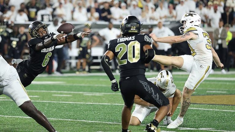 Colorado Buffaloes Win 14 13 On Boo Carter S Blocked Field Goal In Atlanta