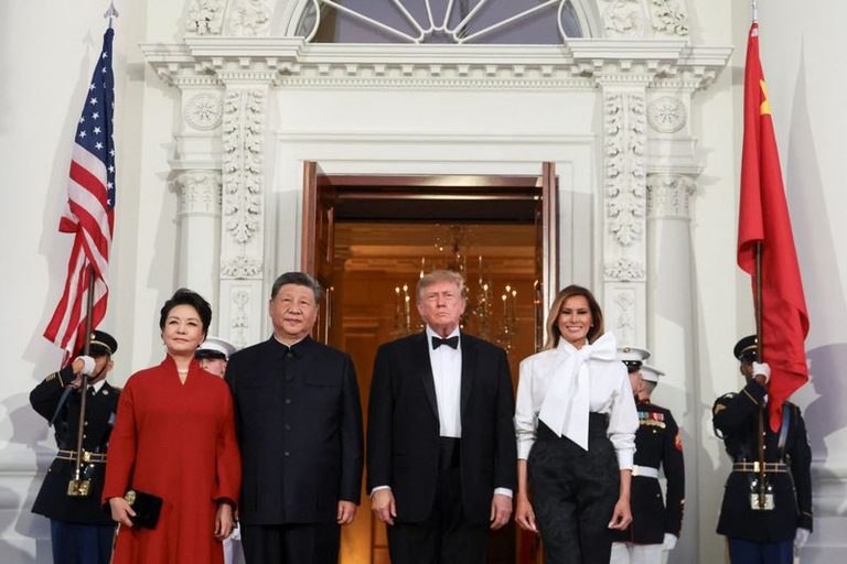 First Lady Melania Trump Greets China S Peng Liyuan At Smithsonian Event