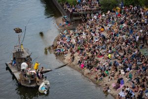 Flotsam River Circus Brings Free Floating Show To Chicago S Ping Tom Memorial Pa