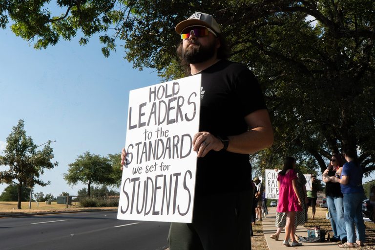 Fort Worth Arts Charter School Board Faces Parent Protests But Retains Chair