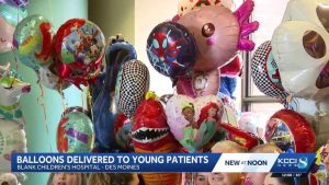 Hy Vee S Smile Brigade Brings Balloons To Blank Children S Hospital In Des Moine