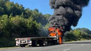 I 84 West Closed Between Exits 16 And 17 After Tractor Trailer Fire In Middlebur