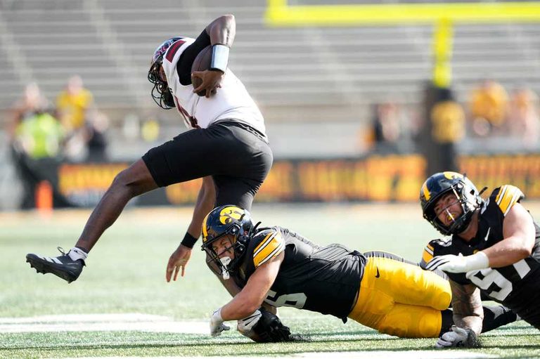 Iowa Hawkeyes Dominate Northern Illinois 40 0 In Season Opener