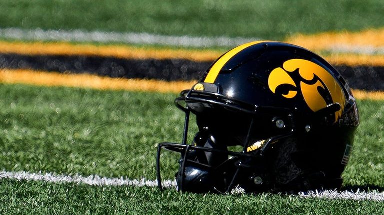 Iowa Hawkeyes Picked With 5 5 Points Over Michigan In Ann Arbor