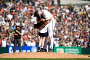 Justin Verlander Ends 21 Year Career With Emotional Hug From 7 Year Old Daughter