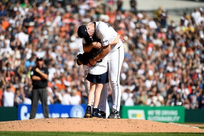 Justin Verlander Ends 21 Year Career With Emotional Hug From 7 Year Old Daughter