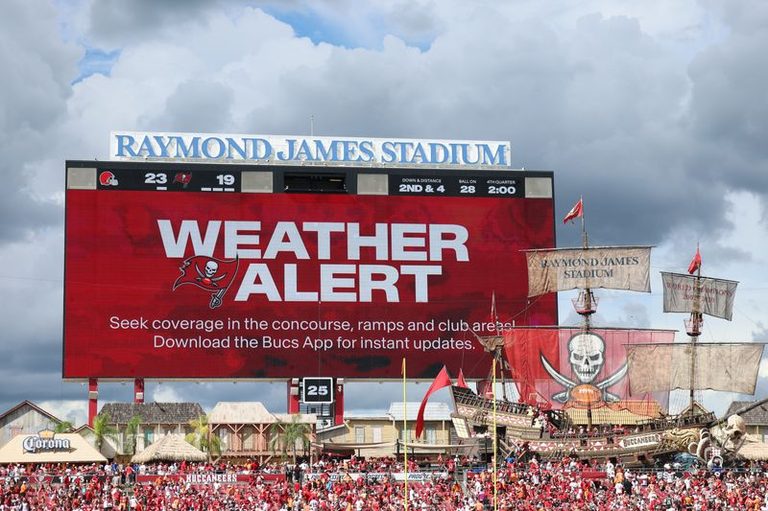 Lightning Forces Suspension Of Buccaneers Vs Browns Game With Two Minute Warning
