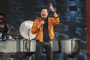 Lionel Richie Released From St Louis Hospital Returns Home To Los Angeles