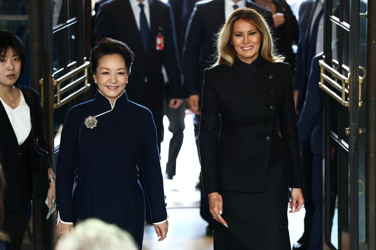 Melania Trump And China S First Lady Peng Liyuan Tour Smithsonian Asian Art Muse