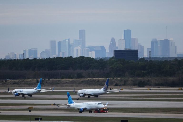 Mesa Airlines Flight Returns To George Bush Intercontinental After Windshield Sh