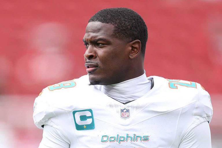 Miami Dolphins Star Running Back De Von Achane Exits Early With Knee Injury
