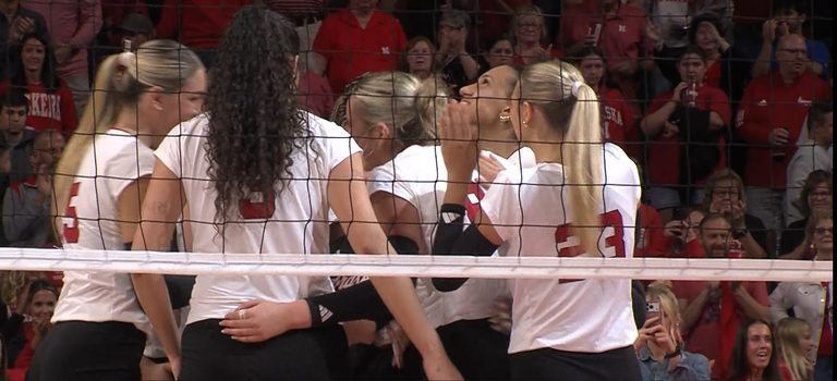 Nebraska Women S Volleyball Dominates Creighton With Flawless Defense