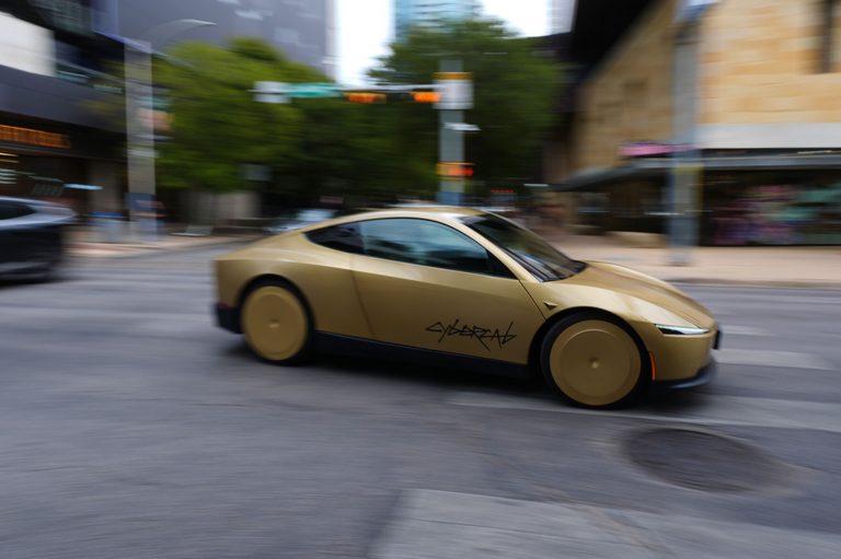 Nhtsa Launches Probe Into Tesla S Steering Wheel Free Cybercabs In Austin