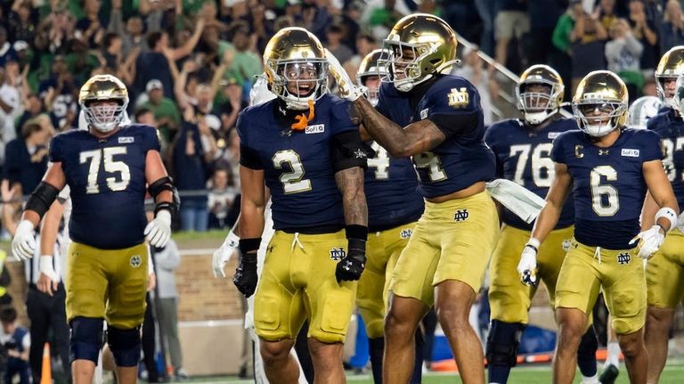 Notre Dame Dominates Michigan State 27 10 Limiting Spartans To 167 Yards